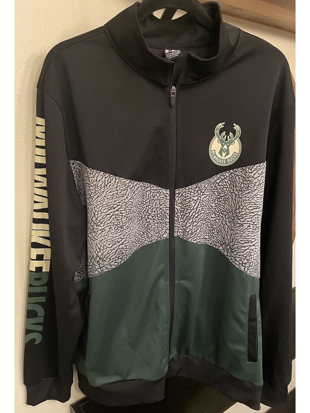 Men’s Ultra Game Milwaukee Bucks Full Zip Jacket Size XL